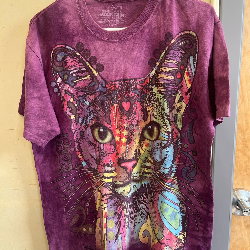 The Mountain Purple Cat Art Short Sleeve Tee euc size medium